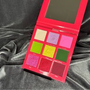 $32:BUC|Alien Cosmetics Strawberry Milkshake Palette